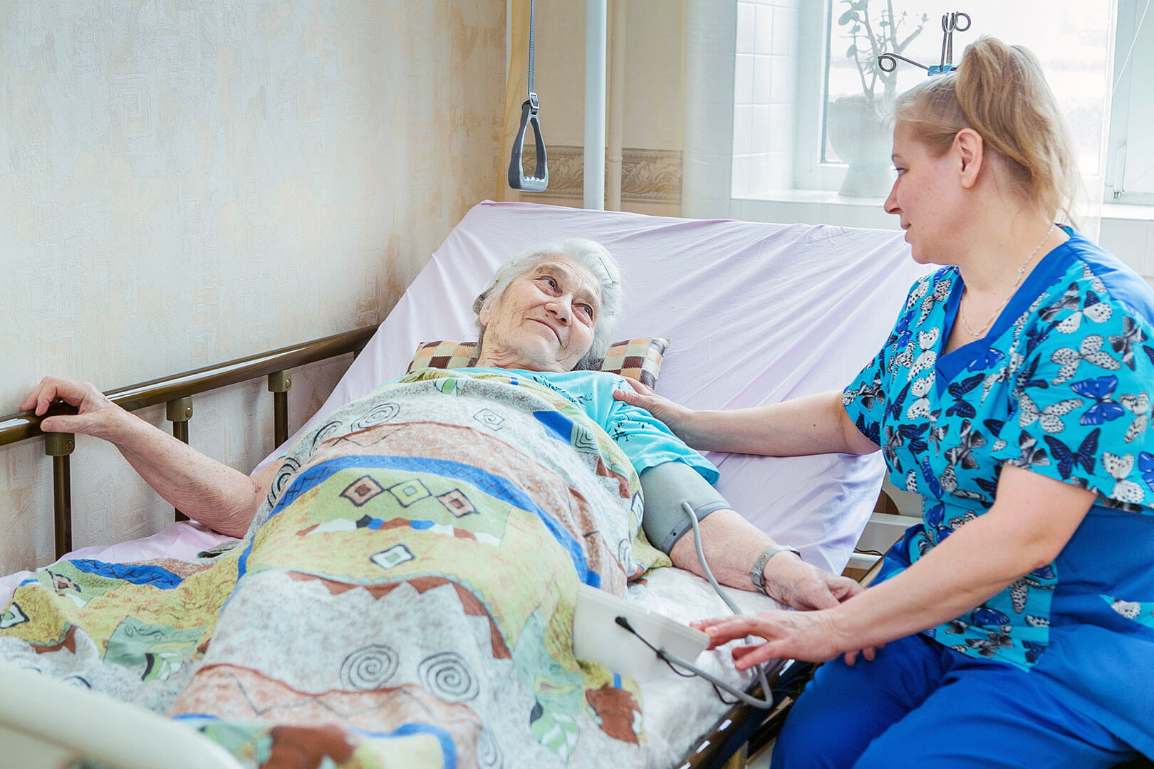 Реабилитация лежачих больных voronezh pansionat ru. Пансионат для престарелых лежачих больных. Лежачий пациент. Дом престарелых для лежачих больных.