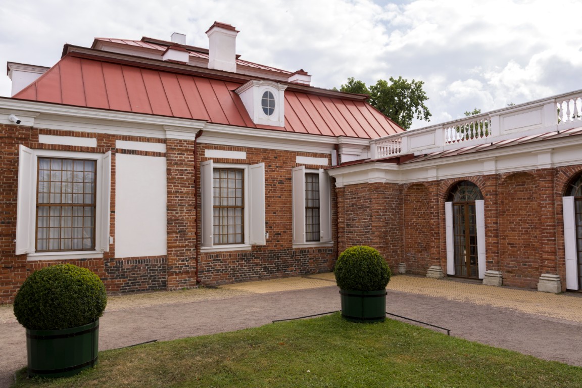 Brick one storey house in a country estate