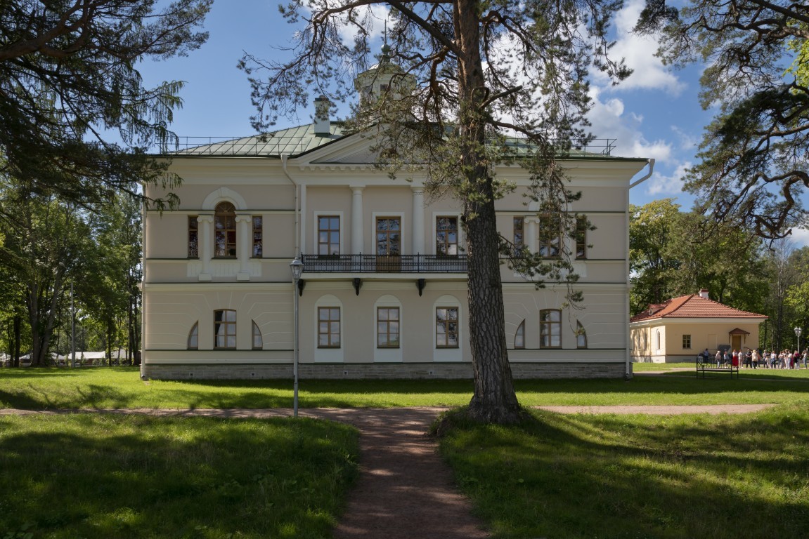 View of the manor house with an outbuilding in the Novgorod Muse